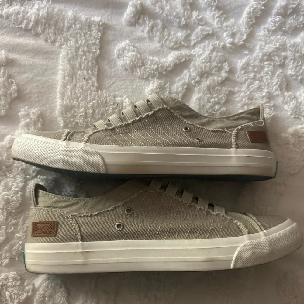 Blowfish Malibu Pull On Sneakers Shoes Cotton size 9 Frayed Edge Elastic Laces - Picture 2 of 8